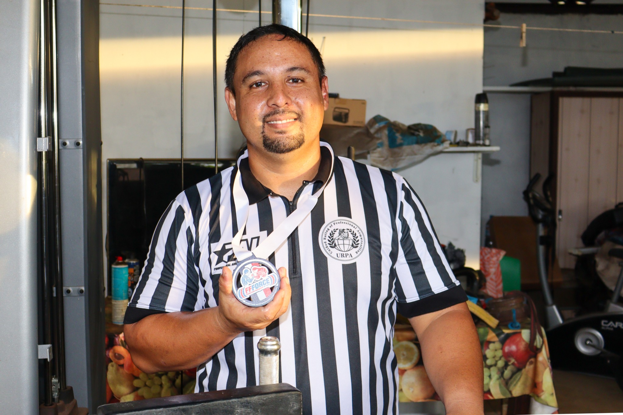 Stephane Serre, arbitre polynésien du bras de fer sportif