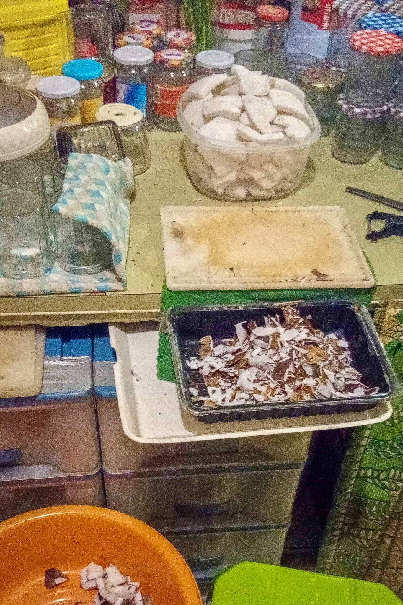 Patrick Viale Dufour et son atelier pou faire ses confitures de caramel au lait de coco à Raiatea