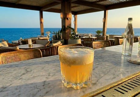 Recette cocktail sans alcool à base d'eau gazeuse, mangue, orange et gingembre