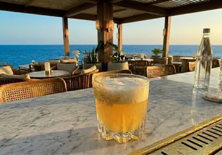 Recette cocktail sans alcool à base d'eau gazeuse, mangue, orange et gingembre