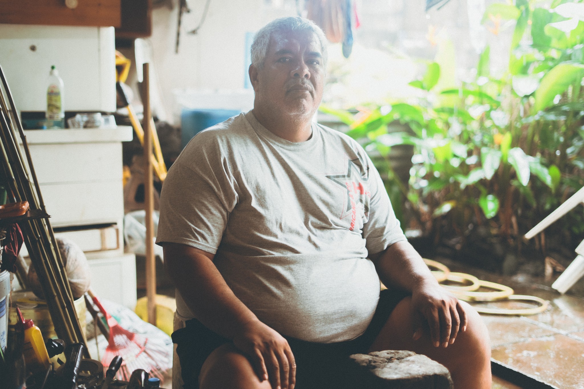 Teriki Raveino Hommes de Polynesie Fabricant de Javelots Credit : Cartouche Louise-Michele