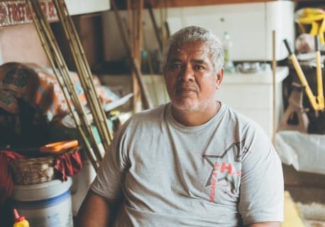Teriki Raveino Hommes de Polynesie Fabricant de Javelots Credit : Cartouche Louise-Michele
