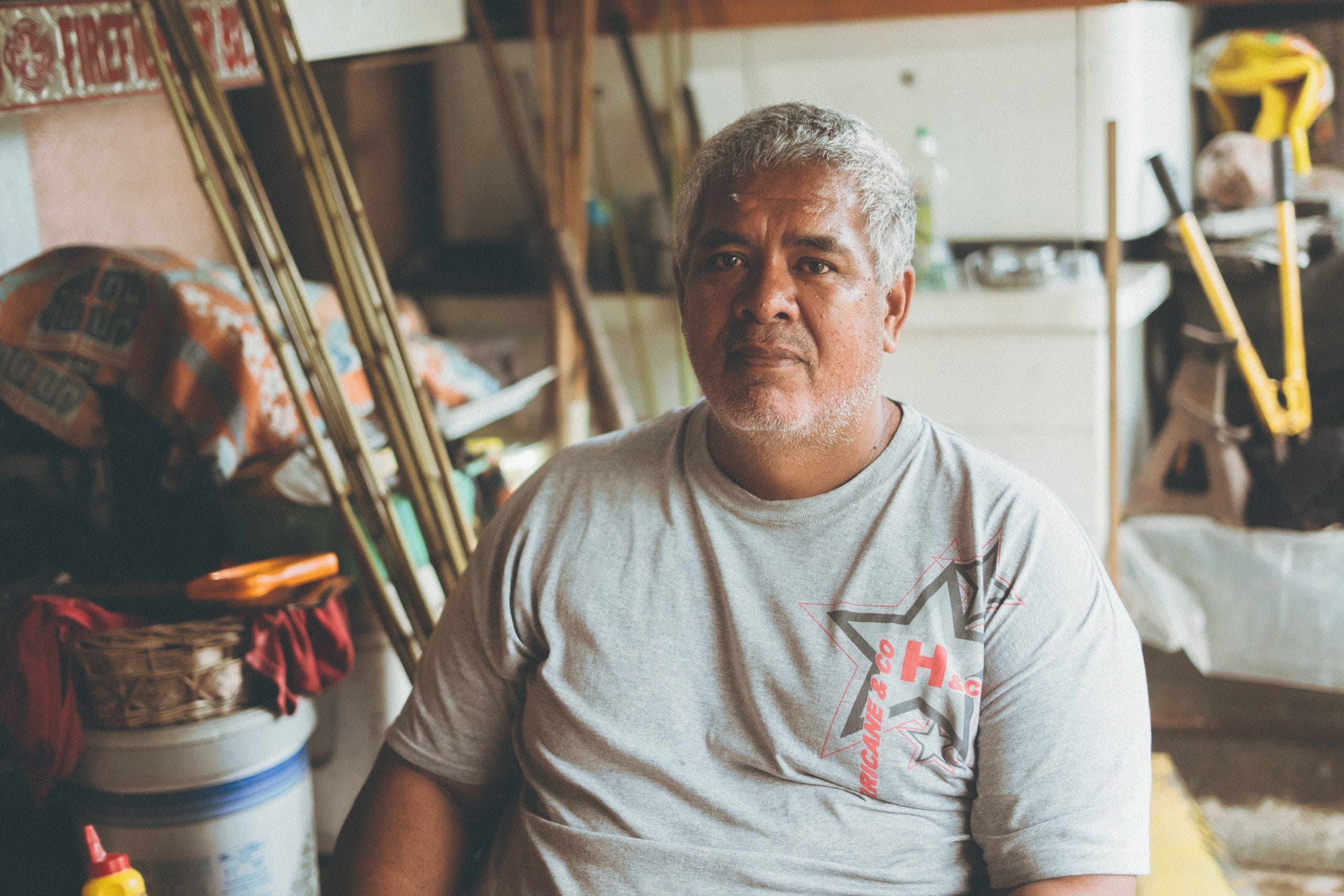Teriki Raveino Hommes de Polynesie Fabricant de Javelots Credit : Cartouche Louise-Michele