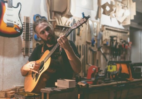 Romain Giraud Luthier Tahiti Hommes de Polynesie Credit : Cartouche Louise-Michèle