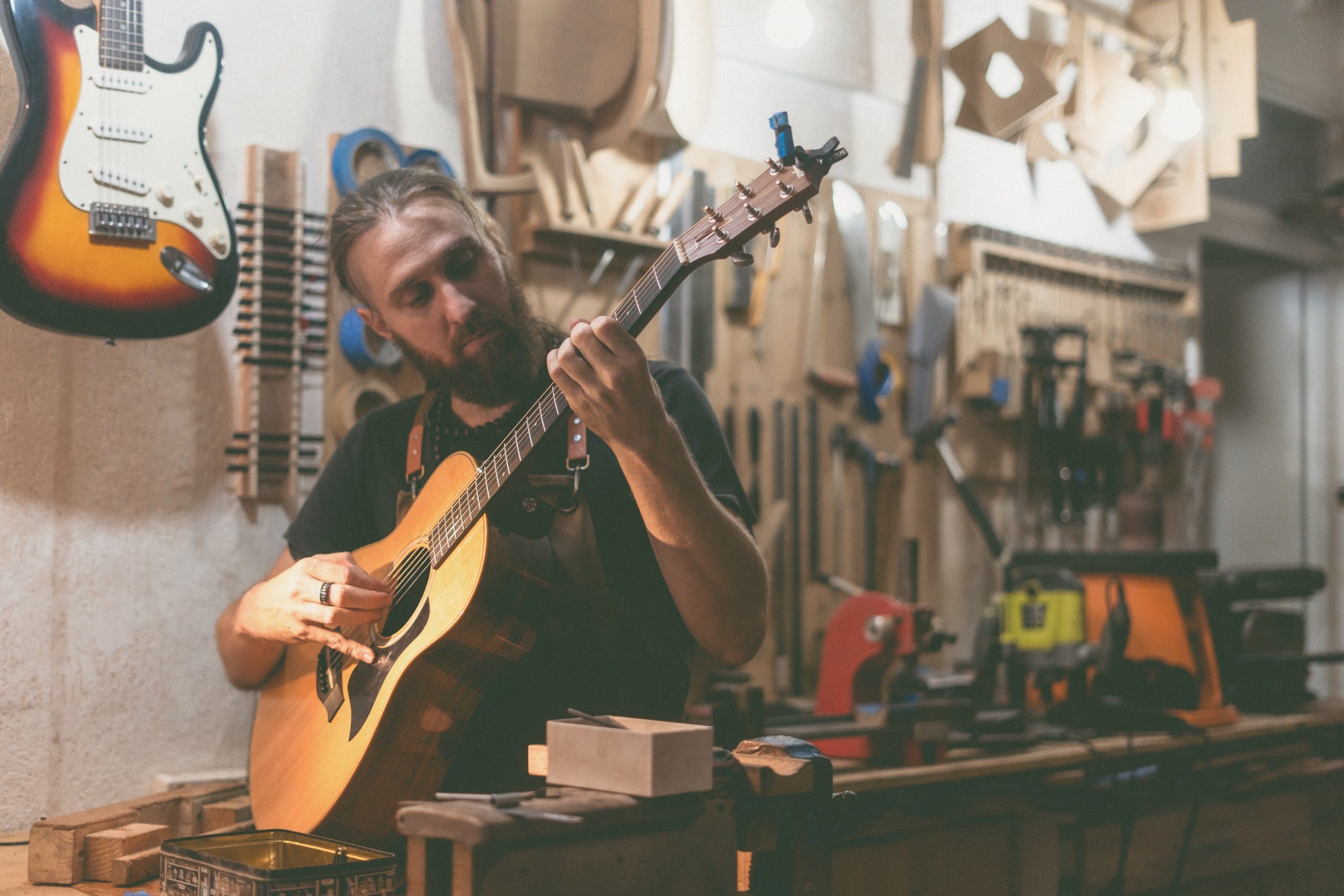 Romain Giraud Luthier Tahiti Hommes de Polynesie Credit : Cartouche Louise-Michèle